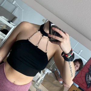 Svart topp i M - Förstor för mig men älskar denna! nästan aldrig använd, helt i nyskick. I storlek M. 30kr + frakt 