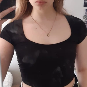 Svart urringad topp - Jättesöt svart croppad & urringad topp. Aldrig använd. Är i storlek XS men jag på bilden har vanligtvis S, men den passade väldigt bra ändå. 90 kr+ 66 kr frakt 