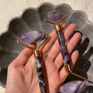 ametist face rollers - säljer dessa 2x ametist face rollers🤍 100% äkta och ethically sourced ! har endast 2x i lager, 110kr st 💌 köparen står för frakten ☺️ Varje köpare får en gratis skopa med kristall konfetti, ett klister märke och ett tack kort :) 