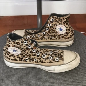 Leopard fluffiga converse - Köpta i New York, saknar skosnören. Om du kommer och hämtar hemma hos mig får du dem för 50 kr. 