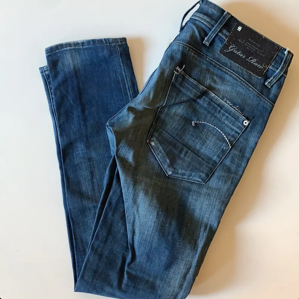 Fett snygga lowraise jeans från G-star. Mycket bra skick.    💙FRAKT TILLKOMMER💙 Längd 94cm/Innerbenslängd 75cm/Midja 82cm. Jeans & Byxor.