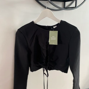 Croppad top men knyte  - Helt oanvänd top, från hm! 