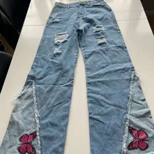 Baggy jeans med rosa jättefina fjärilar på slutet. Knappen har tyvärr gått av, så pris går att diskuteras. Säljs för att dom inte kommer till användning 💓💓