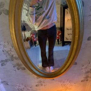 Lågmidjade bootcut byxor - Såååå snygga och klassiska svarta bootcut byxor som man kan använda till ALLT. Så snygg passform och riktigt snygga detaljer ❤️❤️💀 från BLACK ORCHID som är ett jättefint dyrt märke