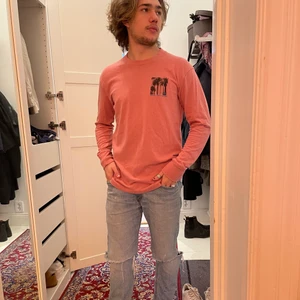 Rosa hollister tröja - Rosa tröja i bra skick från hollister. Funkar bra på sommarn när det är lite halv svalt då den är väldigt tunn men täcker armarna