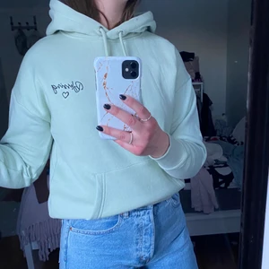 Ljusgrön hoodie - Frakt tillkommer, men bor du i Uppsala kan vi mötas upp istället. Tröjan har inte använts mycket.