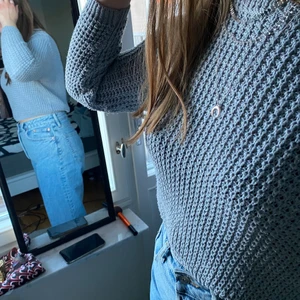 Grå stickad tröja - Frakt tillkommer, men bor du i Uppsala kan vi mötas upp istället🥰