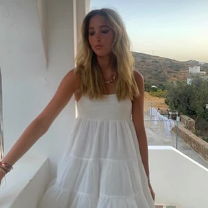 Vit zara klänning💕 - Säljer denna snygga klänningen från zara!💕 Inte använd (lappen kvar)💕 Av någon anledning så funkar det inte för mig att starta en budgivning så buda i kommentarsfältet❤️