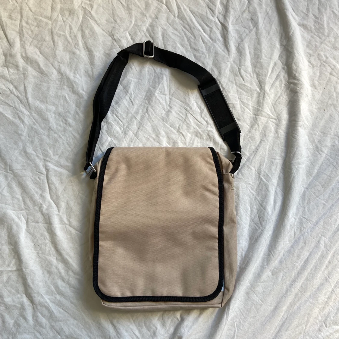 beige axelremsväska 