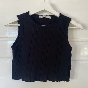 Ribbat linne - Ett svart ribbat linne med så gulliga detaljer i mönstret och en Babylocksöm längst ner. Toppen är en croppad modell och är i storlek 34. Bara att skriva om du vill ha fler bilder eller har andra frågor☺️