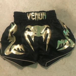 MMA/THAI SHORTS - Inga skador och knapp andvända, till både tjej och kille