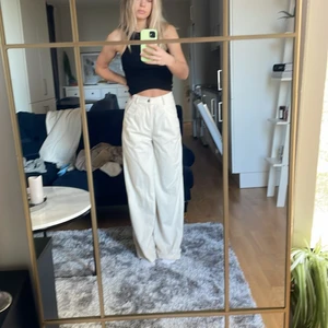 vita ”manchester” kostymbyxor  - vita/beiga typ tunna manchesterbrallor från shein. sitter as snyggt och är sköna och LÅNGA. storlek xs kan mötas i sthlm eller fraktas som köparen står för. använda typ tre gånger 