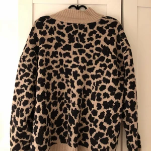 NA-KD tröja leopard  - En mysig stickad tröja i från NAKD, leopardmönstrad. Själv använt den som en over Size tröja. Storlek XL