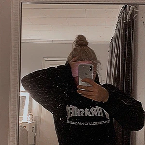 Trasher hoodie - Säljer nu min äkta trasher hoodie för den kommer inte till användning. Strl S men jag har själv XS och den passar super, skulle också passa nån som har M. Bra skick.  Ordinarie pris: 1200 kr