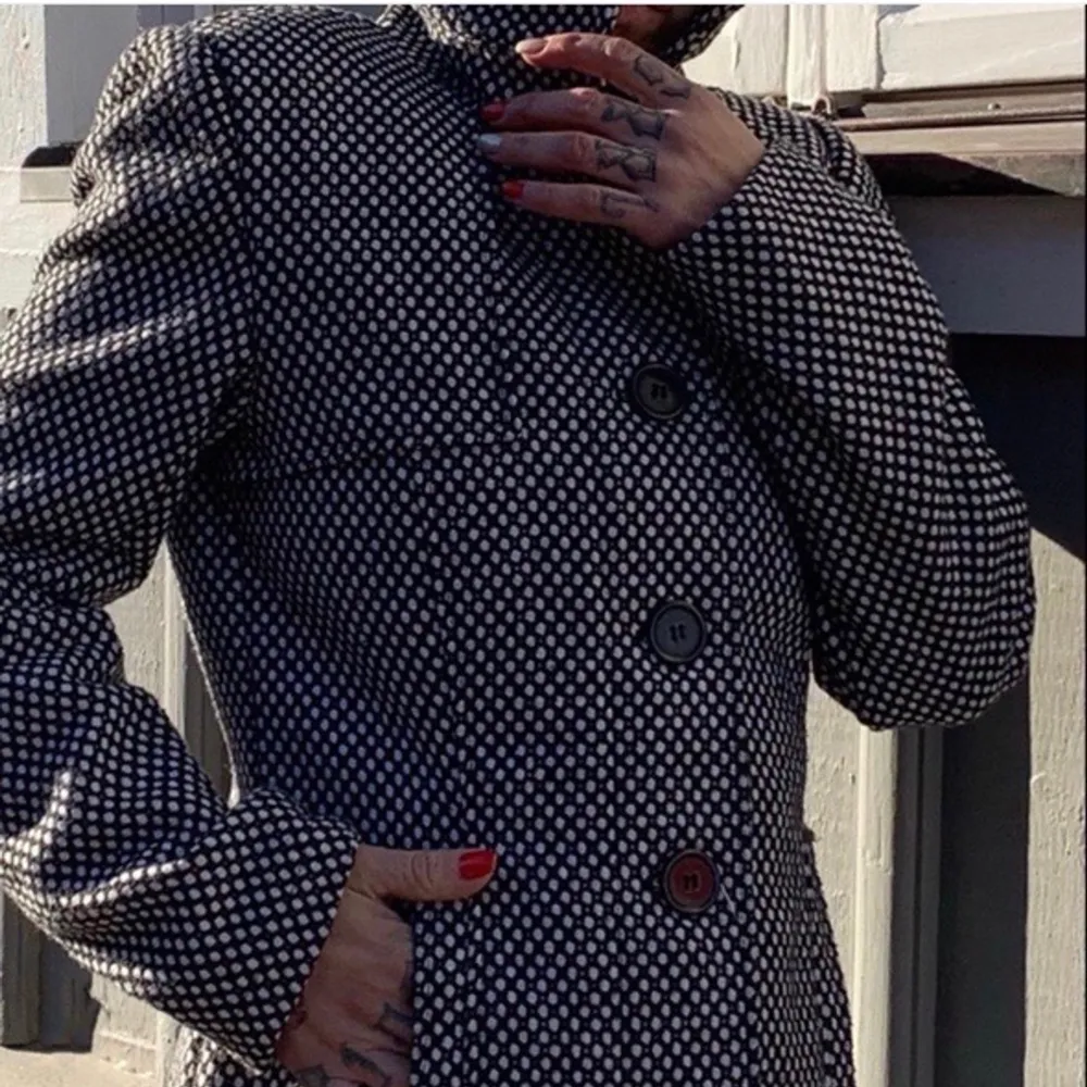 Button up polka dot coat. Model is about 156cm/5.2ft. About a size EU 38. . Jackor.
