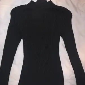 Stilig svart tröja, storlek M, använt 2 gånger totalt, tung och skönt material, kan hämtas upp i halmstad men går även att fraktas då står köparen för leveranskostnaden