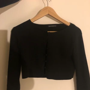 Brandy melville kofta - Jättebra skick!💗 Använd 1-2 gånger. Väldigt kort kofta. Frakt ingår ej. Den är onesize men skulle säga att den passar XS/S!:)