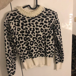 Stickad tröja - Helt oanvänd stickad/tjocktröja i leomönster & pärlor i kragen. Sitter jättefint! Ger paketpris vid köp av flera saker & kom gärna med egna prisförslag, vill så sålt så snabbt som möjligt! 💕💕