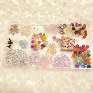 Pärlor till ringar/ smycken/ pyssel - 💛FÖRST TILL KVARN💛 Jättefina rester av pärlor jag använt till många projekt. De finns av alla färger, mönster och storlekar och är redan förpackade!😍 Glas, past och kristall liknande pärlor. Ca över 500 st. 90kr+frakt🌸
