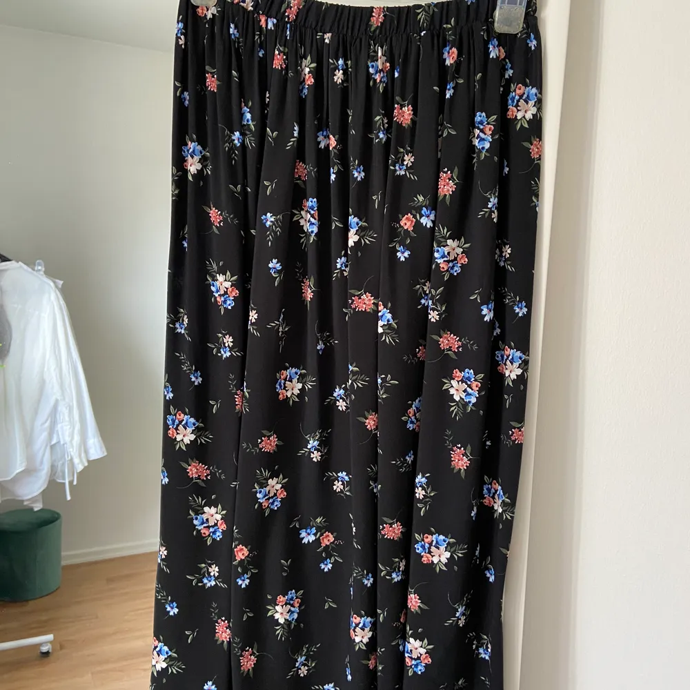 Midi-lång blommig kjol från New Look! Svalt tunt material och elastisk midja. Perfekt på sommaren! ALDRIG använd så i utmärkt skick! . Kjolar.
