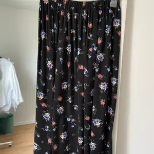 Midi-lång blommig kjol från New Look! Svalt tunt material och elastisk midja. Perfekt på sommaren! ALDRIG använd så i utmärkt skick! 
