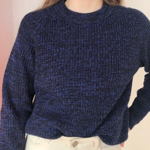 Blå tjocktröja - Blå tjocktröja från Pop England, som jag köpt secondhand. Bra skick