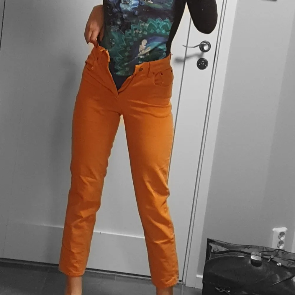 Älskar dessa orangea jeans!! Så snygga och roliga. Säljer då de är för små för mig :( På dem står storlek 28, skulle säga att de är XS/S, min längd är 174 så de passar nog nån lite kortare bättre. Dragkedjan år sönder 🥰. Jeans & Byxor.