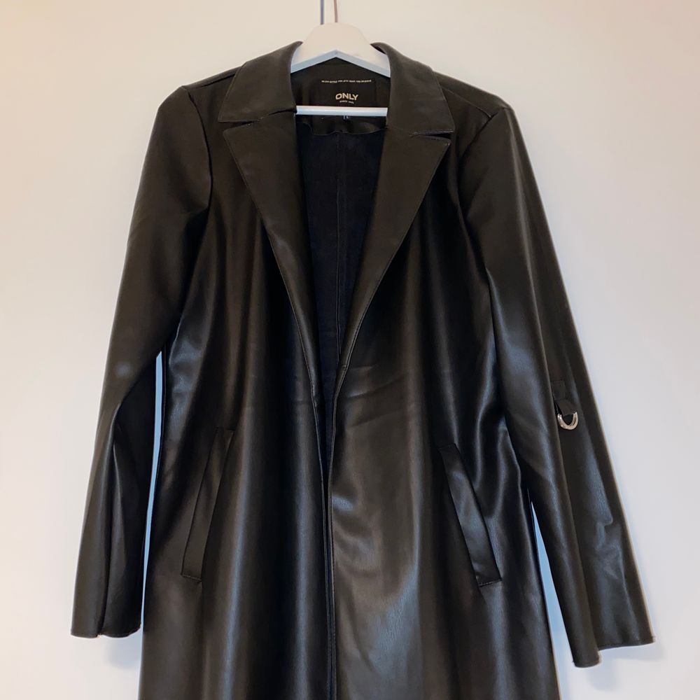 Kavaj/jacka i läderimitation, super snygg men har aldrig kommit till användning för mig tyvärr. Bara testad. Jag är 165cm lång. Det är storlek L men skulle säga att den mer passar en M, jag brukar vanligtvis ha M. Silverringarna på armarna är till för om man vill kavla upp armarna. . Kostymer.