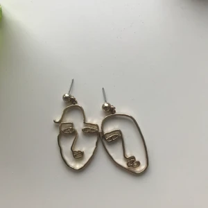 Örhängen - Säljer dessa två örhängerna, det första paret är från Monki och andra från & Other stories, vill mest bli av med så pris kan ändras, 10kr styck
