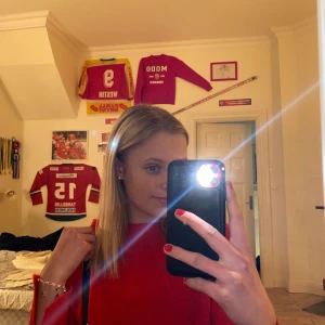 Stickad tröja  - Otrolig fin stickad tröja från Holly & whyte! Endast använd en gång på julafton! Kan fraktas men köparen får stå för frakten. 