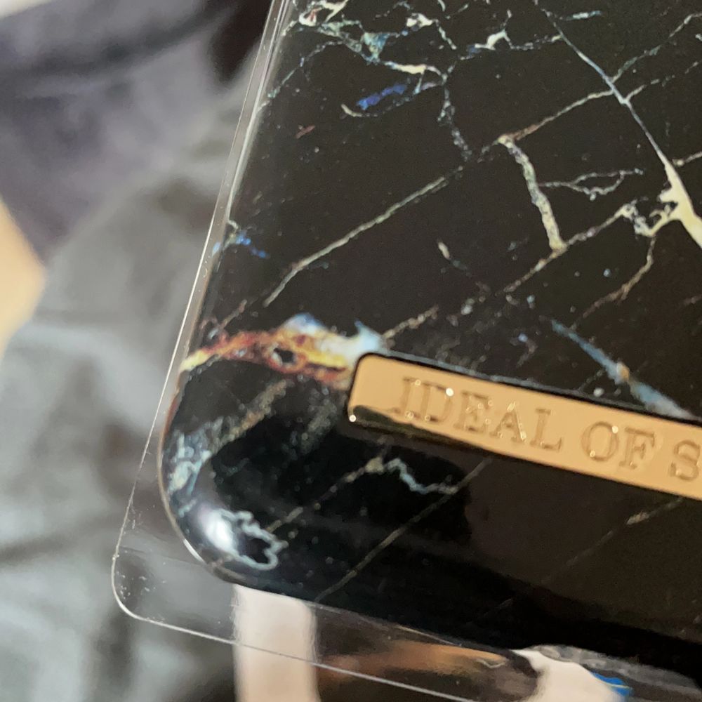 iPhone X/XS skal från ideal of Sweden i färgen port Laurent marble. Använd fåtal gånger. Som man ser på andra och tredje bilden har skalet tappat lite färg, därav de billigare priset! Däremot smälter det in ganska mycket med resten av skalet! Originalpris 299kr. Övrigt.