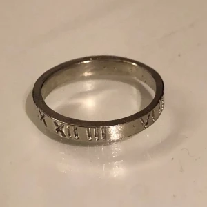 Ring - Cool ring med romerska siffror ingraverat, köpt för ca 50kr💞 Betalning via swish