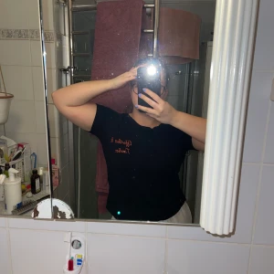 T shirt  - Svart tröja med tryck på bröstet, ”effortless & timeless”, använd sparsamt✨ köpare står för frakt 