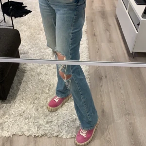Zara jeans - Snygga slutsålda jeans från zara i strl 36, får ingen användning för de 🤗 buda