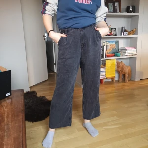 Svarta jeans från weekday storlek 40 - Säljer dem här oversized svarta jeansen i storlek 40 från weekday som tyvärr blev lite för korta för mig som är 168 cm, typ helt oanvända.                                                          Jag säljer dem för 300 kr (frakt ingår). Skriv gärna om ni vill ha fler bilder😊❤️(original pris 600 kr). 