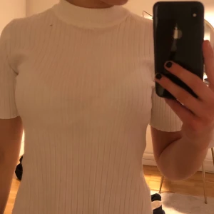 Vit stickad t-shirt - Använd en gång, ser helt ny ut. 70kr + frakt 