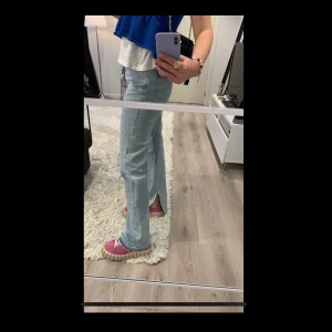 Rowe split jeans - Weekday jeans i strl w26 L32, jättesnygga och i nyskick (egengjorda hål) passar mig som är 173 och vanligtvis 34-36. Buda från 250 🤗