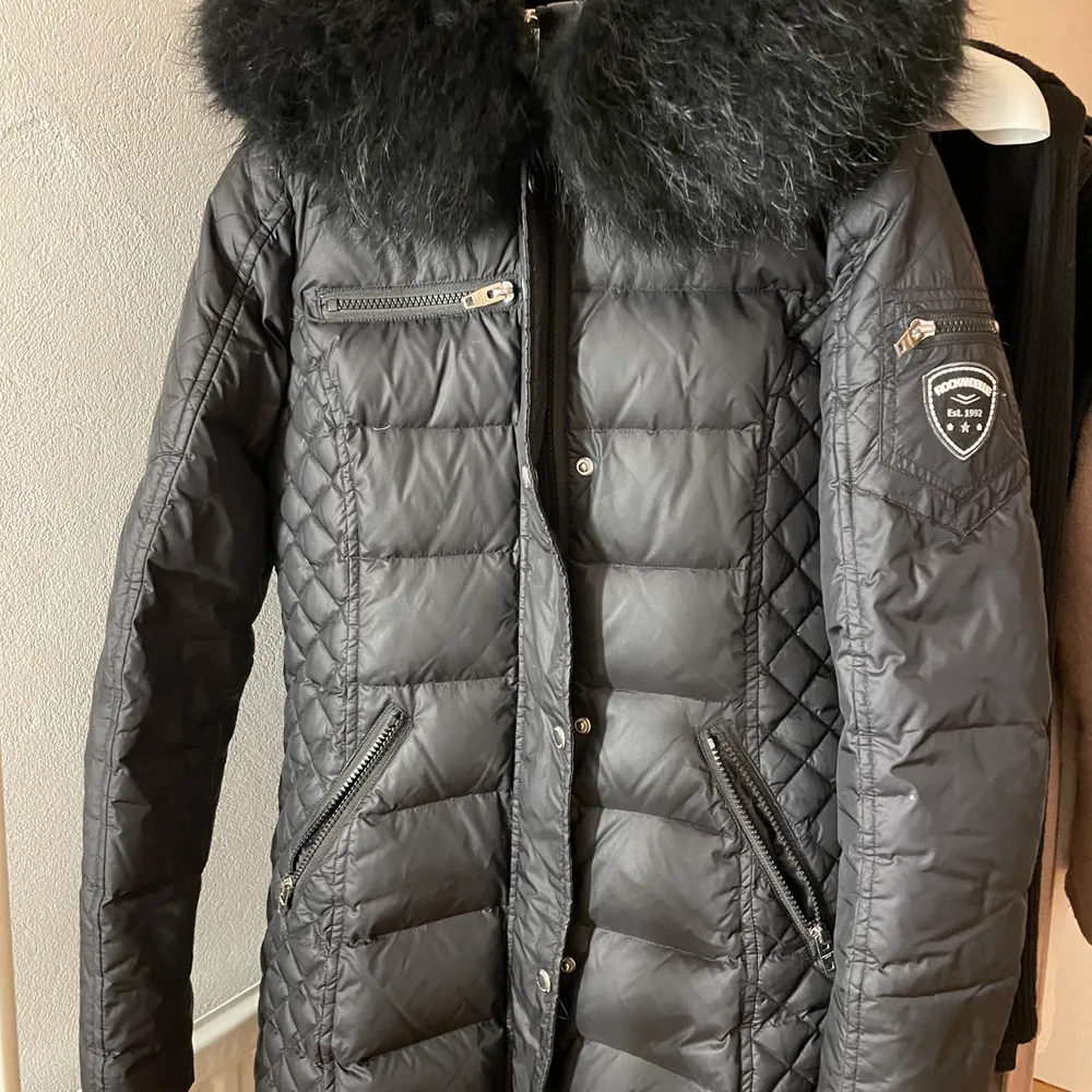 Svart rockandblue jacka i storlek 36! Jackan är i fint skick, men använd! Köparen står för frakten✨ priset kan diskuteras vid snabb affär (äkta päls). Takit.