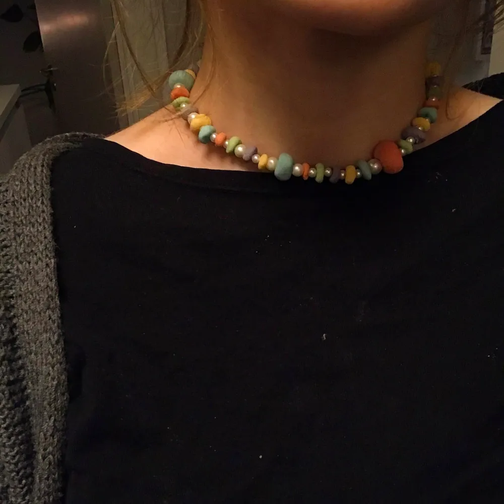 Hemmagjort halsband gjort på egna pärlor av lera! 😍 Kolla gärna in mina andra smycken, säljer örhängen, flera halsband och armband! ❤️ Dessutom mycket inspirerat av Harry Styles. Accessoarer.