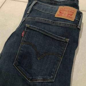 Bootcut jeans från Levi’s (315), de är storlek 30 men är oerhört stretchiga o passar därmed allt från 27-31 skulle jag säga (är själv en 27). Köptes sommaren 2018 o är sparsamt använda..bjuder på frakten 