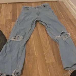 Pösiga slitna ljusblåa jeans från asos  - Pösiga slitna ljusblåa jeans från asos med hål i knäna. Skriv gärna privat om ni har några frågor eller vill köpa💙