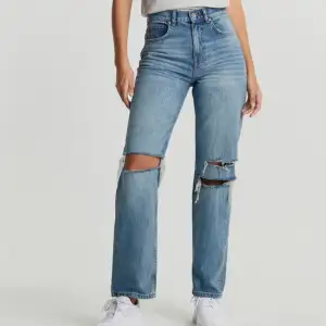 Säljer mina 90’ highwaist jeans från gina! Dom är skitsnygga men tyvärr blivit lite för små för mig. Inte använda alls många gånger. Skriv privat för fler bilder😍