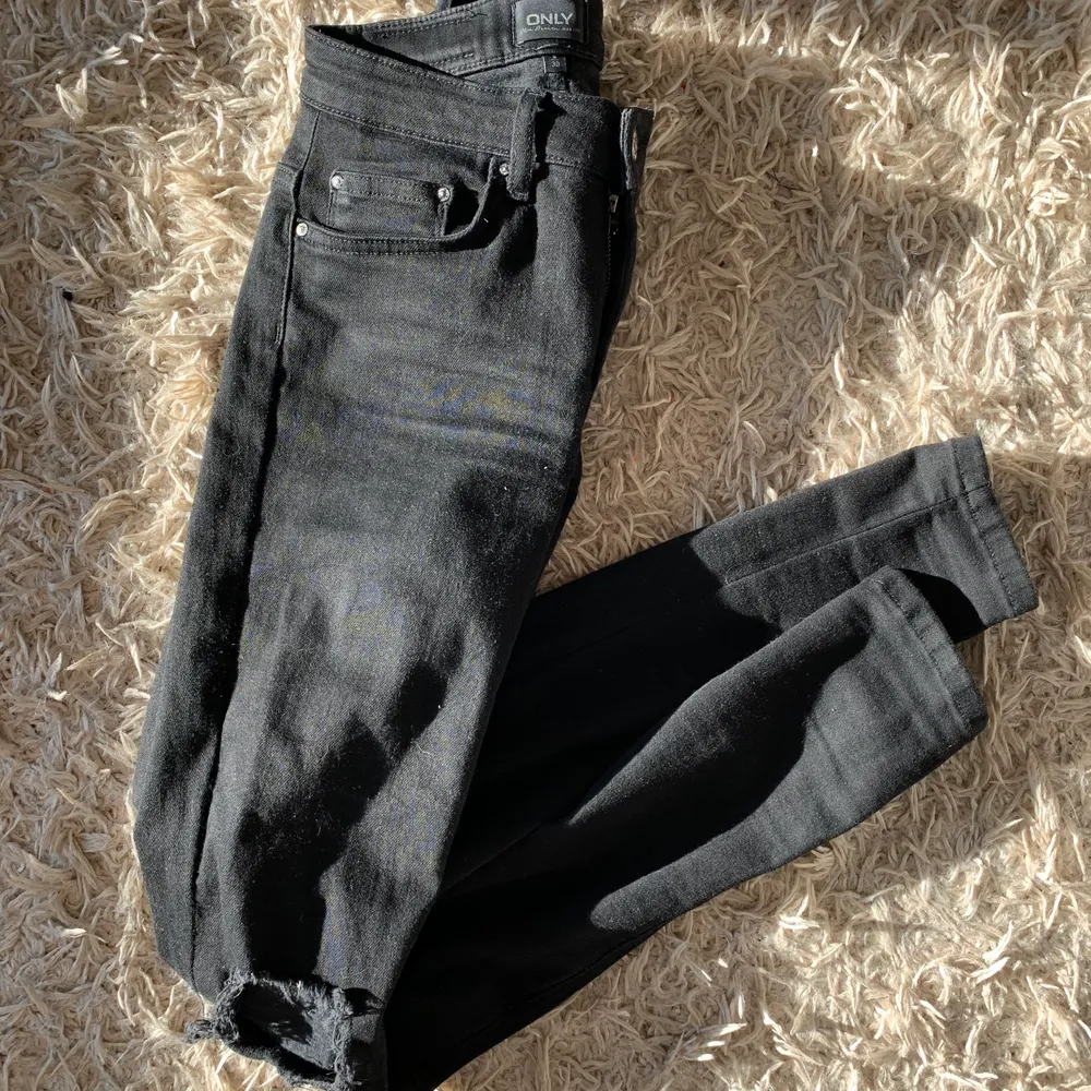 Säljer ett par svarta skinny jeans med hål på knäna, från Only! De är i ett mycket bra skick och är ett så skönt material. Tyvärr är de för små för mig i midjan, jag är storlek S, så de är rätt små i storleken. Köparen står för frakten🖤. Jeans & Byxor.