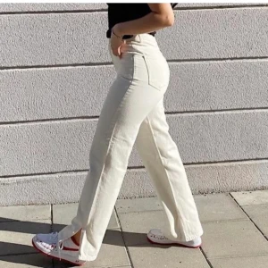 Jeans med slits - Säljer nu mina fina pull and bear jeans som är sandfärgade! 💕💕 Säljer då de tyvär sitter lite tajt vid låren på mig. Köpta för 500 och aldrig använda. Slutsålda överallt!