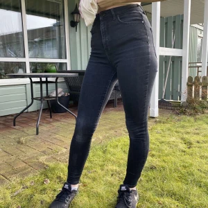 Gina Tricot svarta skinnyjeans - Kommer ifrån Gina Tricot, de är lite slitna främst på knäna och har även bleknat i färgen lite, dock är det inget som stör funktionen! Storlek 34 vilket motsvarar XS/liten S men passar även ”normal” S hade jag sagt då de är stretchiga och formas efter ens egna kroppsform. Nypris 499kr, mitt pris 150kr inkl. frakt! 