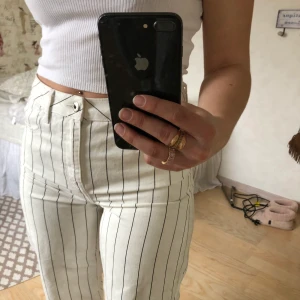 Jeans  - Säljer dessa superfina croppade jeans från River Island. Knappt använda därmed i mycket gott skick. Strl 10 vilket motsvarar typ 36-38 beroende på hur man vill att de sitter 💕💕💕
