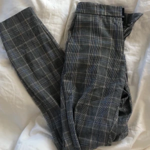 Rutiga kostymbyxor Zara - Jätte fina kostymbyxor från Zara. I fint skick då de var lite korta för mig som är 173💞💞 sitter as nice vid rumpan