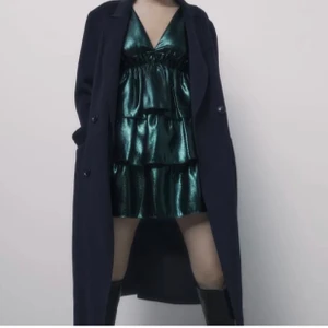 Grön metallic klänning - Skit snygg klänning från Zara som tyvärr var för stor för mig. Originalpris 559kr, prislappar kvar