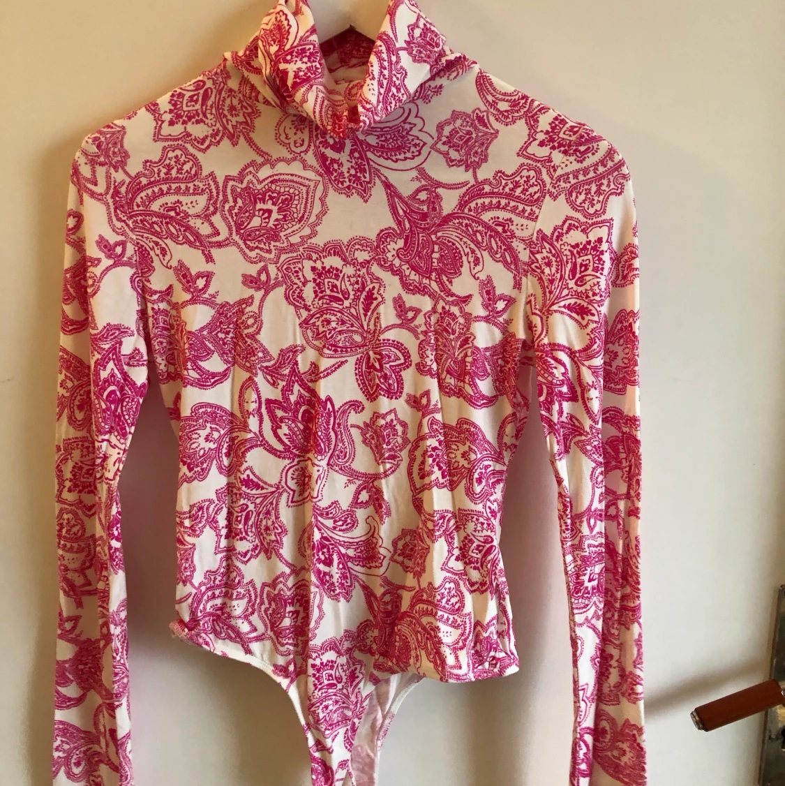 Rosa mönstrad polo body