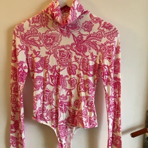 Rosa mönstrad polo body  - Säljer denna rosa mönstrade bodyn (string) i strl 36. Med polokrage. Köparen står för fraktkostnaden💗
